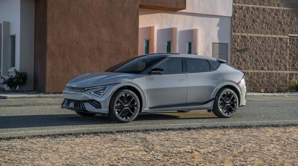 Kia EV6 2025 electric SUV outside a modern building.